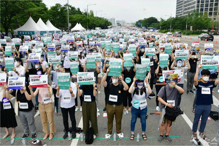 7일 오후 서울 여의도공원 앞 도로에서 대한전공의협의회 관계 학생들이 정부의 의대 정원 확대와 공공의대 설립에 반대하며 단체행동을 하고 있다. (사진=윤창원 기자)