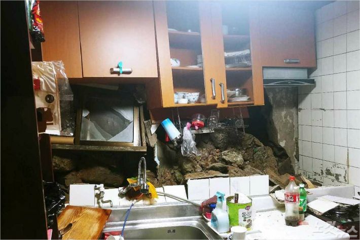 부산 서구 초장동 한 주택에서 무너진 축대가 부엌을 덮친 모습(사진=부산경찰청 제공)