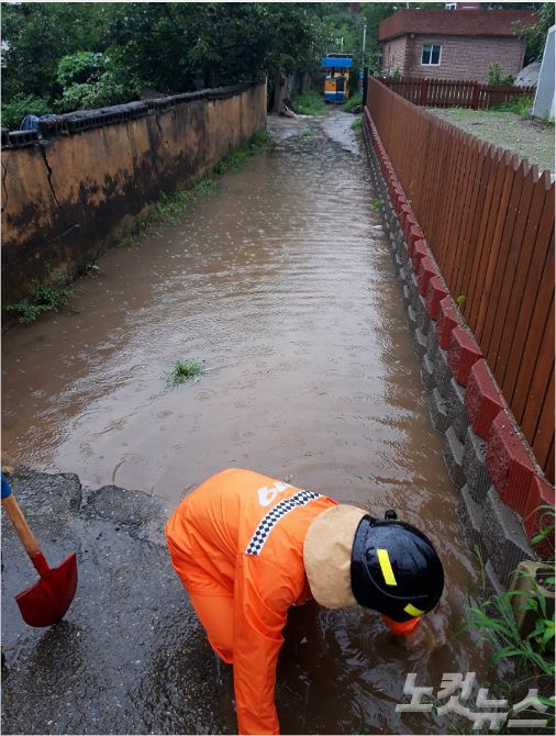 7일 경북 칠곡의 한 주택 마당이 침수돼 배수 작업이 진행되고 있다. (사진=경북소방본부 제공)
