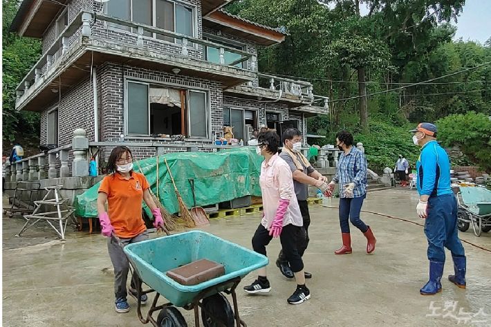 전남 나주시 다시면 죽산1리에서 수해 복구를 위한 도움의 손길이 이어졌다.(사진=박요진 기자)