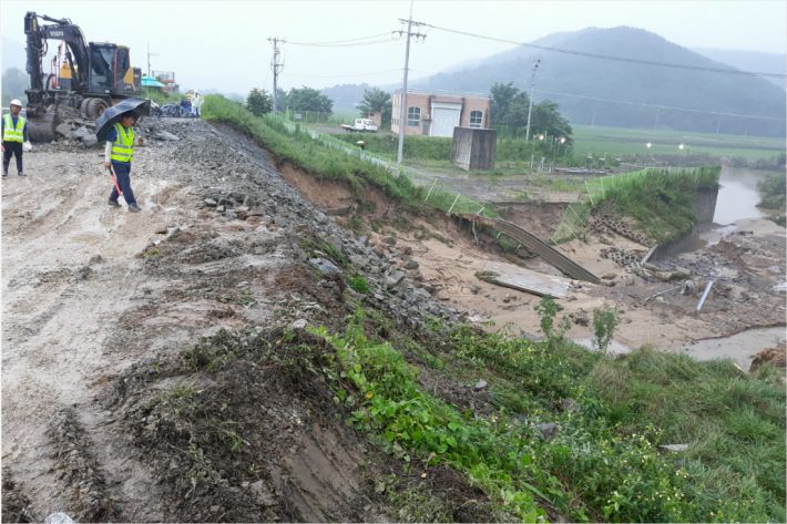 붕괴된 낙동강 제방 복구가 거의 완료됐다. (사진=창녕군청 제공)