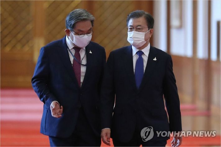 노영민 대통령 비서실장을 포함한 비서실 소속 수석비서관 5명(정무, 민정, 국민소통, 인사,시민사회 수석) 전원이 7일 문재인 대통령에게 일괄적으로 사의를 표명했다. 이날 오전 문 대통령과 노 비서실장(왼쪽)이 대화를 나누는 모습. (사진=연합뉴스)