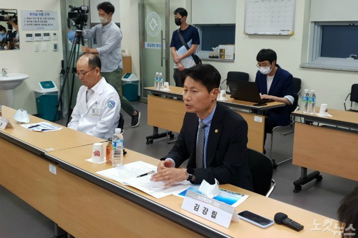 보건복지부 김강립 차관이 7일 오후 진료 공백 점검을 위해 전북대병원 권역응급의료센터를 방문한 자리에서 "전공의들이 집단 휴진을 진행한 점에 대해 깊은 우려를 하고 있다"고 밝혔다.(사진=송승민 기자)
