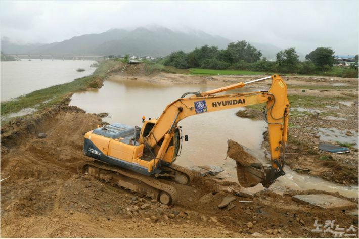 10일 남원 섬진강 제방 붕괴 현장에서 응급복구가 이뤄지고 있다.(사진=남승현 기자)