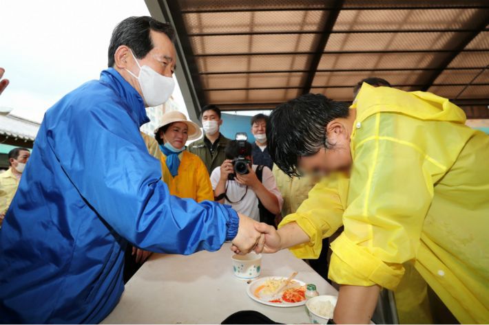 정세균 국무총리(왼쪽)가 집중호우 피해 현장 점검으로 10일 오후 전남 구례군 구례읍 구례 5일 시장을 찾아 침수 피해 및 복구상황을 둘러보며 울먹이는 상인을 위로하고 있다.(사진=연합뉴스)