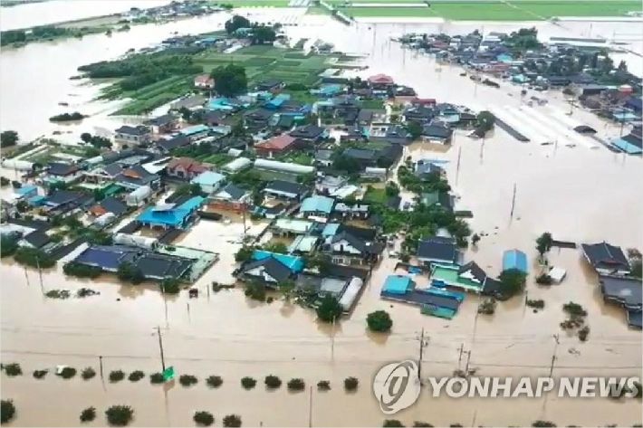 8일 낮 12시 50분께 남원시 금지면 귀석리 금곡교 인근 섬진강 제방이 무너지면서 주변 마을과 도로가 물에 잠겨 있다. (사진=연합뉴스)