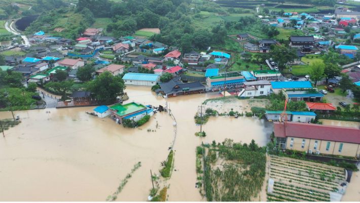 용담댐 방류로 침수 피해를 입은 충남 금산군 부리면 평촌리.(사진=금산군 제공)