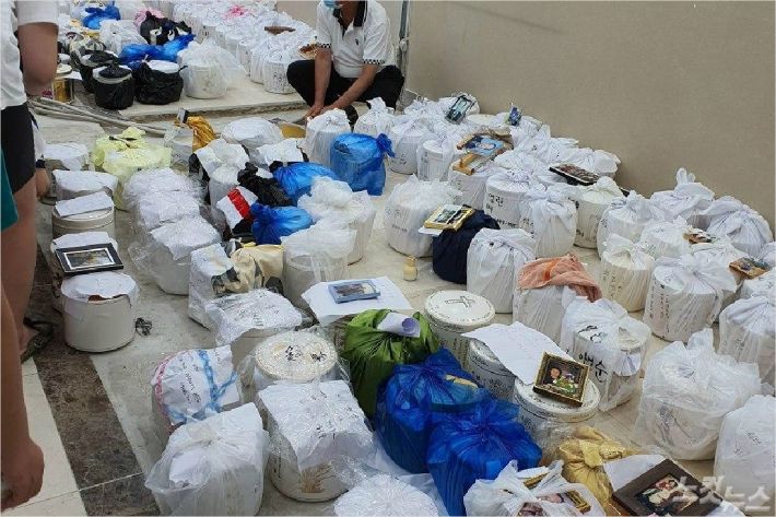 침수 피해를 입은 유골함. (사진=유족 제공)