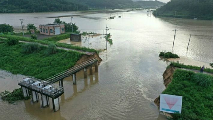 지난 9일 경남 창녕군 이방면 우산마을 인근 낙동강 본류 제방 30m가 유실돼 인근 장천리 구학·죽전마을 등 2개 마을이 침수됐다.(사진=경남도 제공)