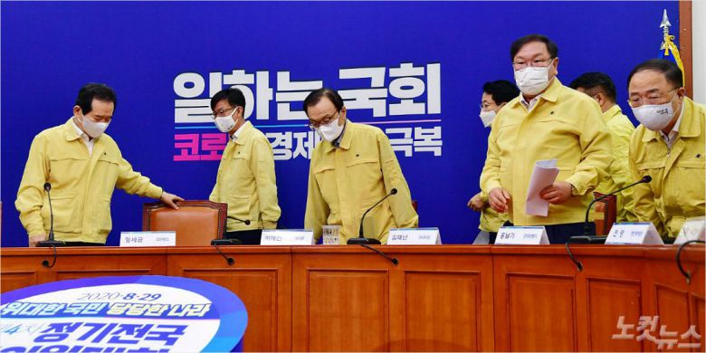 더불어민주당 이해찬 대표와 정세균 국무총리, 김상조 청와대 정책실장, 홍남기 경제부총리 등이 12일 오전 국회에서 수해 대책과 4차 추가경정예산 논의를 위한 고위당정협의회에 참석하고 있다. (사진=윤창원기자)