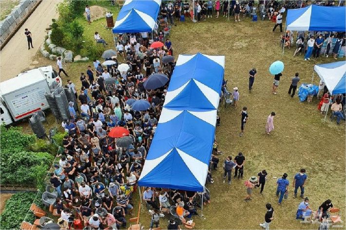 최근 폭우로 침수 피해가 난 광주 북구 한 사설 납골당에 9일 유골함의 안전 여부를 확인하려는 유족이 모여 있다. (사진=유족 제공)