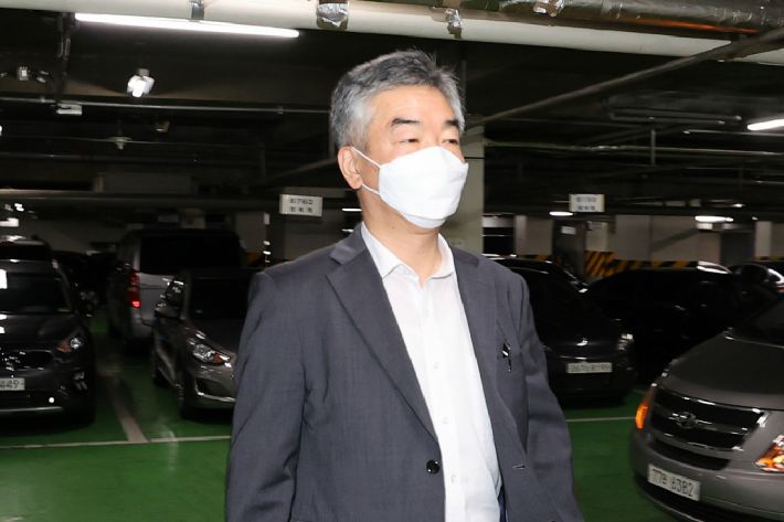 고(故) 박원순 전 서울시장의 비서실장을 지낸 김주명 서울시평생교육진흥원장이 13일 오전 서울지방경찰청에서 박 전 시장의 성추행 방조 혐의 관련 조사를 받기 위해 출석하고 있다.(사진=연합뉴스)