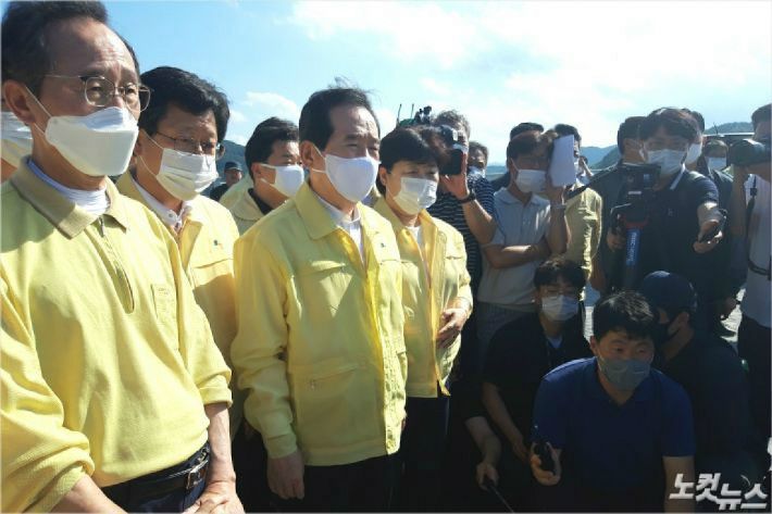 13일 진안 용담댐을 방문한 정세균 국무총리와 송하진 전라북도지사가 수자원공사 관계자로부터 댐 방류 결정 과정에 대한 보고를 받고 있다.(사진=최명국 기자)