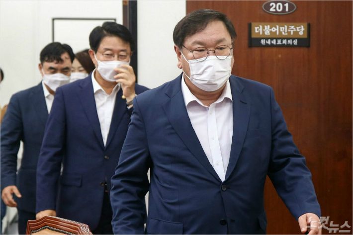 더불어민주당 김태년 원내대표와 조정식 정책위의장 등이 18일 국회에서 열린 당 원내대책회의에 참석하고 있다. (사진=윤창원 기자)