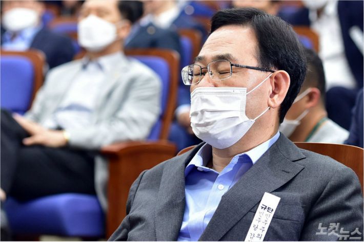 미래통합당 주호영 원내대표가 눈을 감고 생각에 잠겨있다. (사진=윤창원 기자/자료사진)