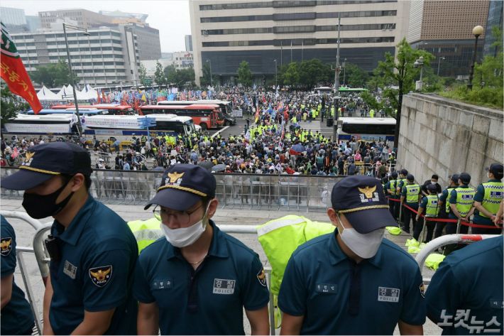 보수단체 집회 참가자들이 지난 15일 오전 서울 종로구 광화문광장에서 8·15 광복절 맞아 집회를 하고 있다. (사진=이한형 기자)