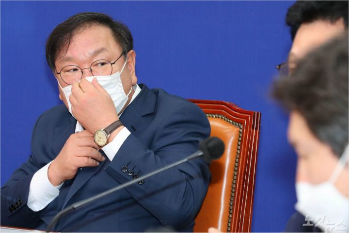 더불어민주당 김태년 원내대표가 19일 서울 여의도 국회에서 열린 당 최고위원회의에서 마스크를 착용하고 있다. (사진=윤창원 기자)