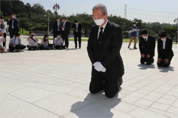미래통합당 김종인 비상대책위원장이 19일 오전 광주 북구 국립 5·18 민주묘지에서 무릎을 꿇고 참배하고 있다. (사진=연합뉴스)