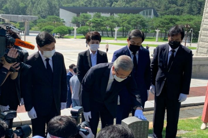 김종인 비대위원장은 19일 5·18민주묘지 내 행방불명자 묘역을 참배했다.(사진=미래통합당 제공)