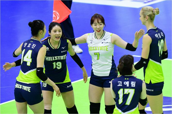 V-리그 여자부 현대건설에서 활약했던 故 고유민 선수(가운데)가 세상을 떠났다. 고인의 사망 이후 유족은 기자회견을 열고 전 소속팀의 책임을 주장했고, 현대건설은 이에 반박하는 자료를 내며 진실공방이 벌어졌다.(사진=한국배구연맹)