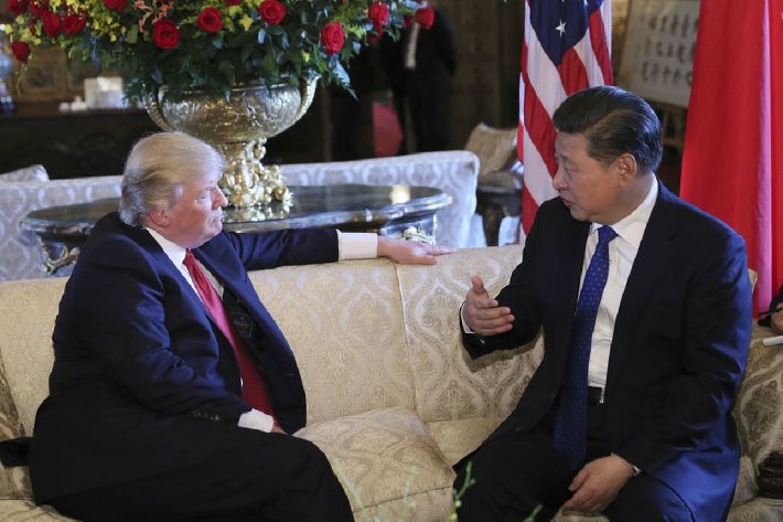 도널드 트럼프 미국 대통령과 시진핑 중국 국가주석이 환담하고 있다. (사진=연합뉴스/자료사진)