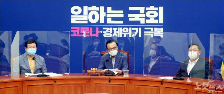 코로나19 감염 차단용 칸막이가 설치된 민주당 회의실. (사진=윤창원 기자)