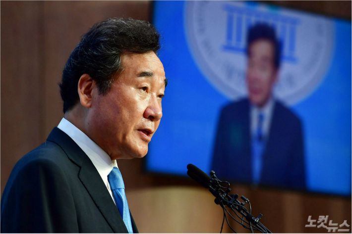 더불어민주당 이낙연 의원이 7일 오후 국회 소통관에서 8.29 당 대표 선출 전당대회 출마를 공식 선언하고 있다. 윤창원기자