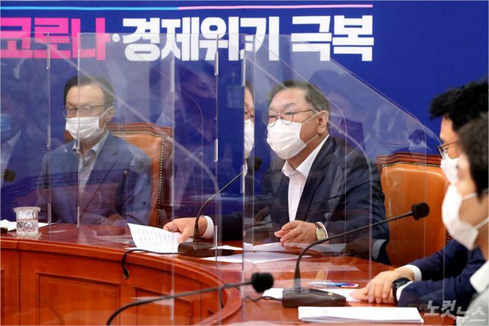 민주당은 회의실에 코로나19 감염 차단용 칸막이를 설치했다. (사진=윤창원 기자/자료사진)