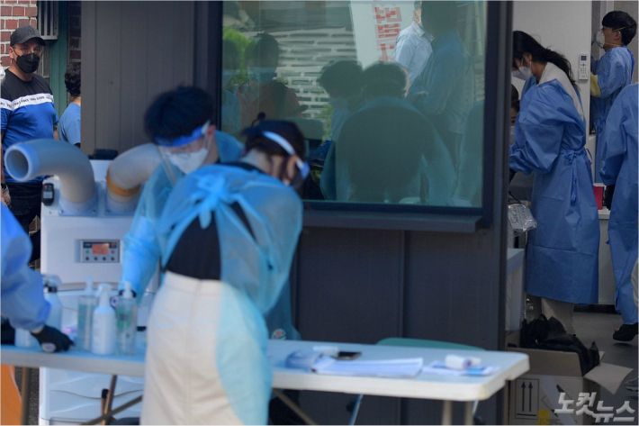 광화문 집회, 서울 성북구 사랑제일교회발 신종 코로나바이러스 감염증(코로나19) 확진자가 연일 폭증하고 있는 가운데 20일 서울 종로구 선별진료소에서 의료진이 분주하게 움직이고 있다. (사진=박종민 기자/자료사진)