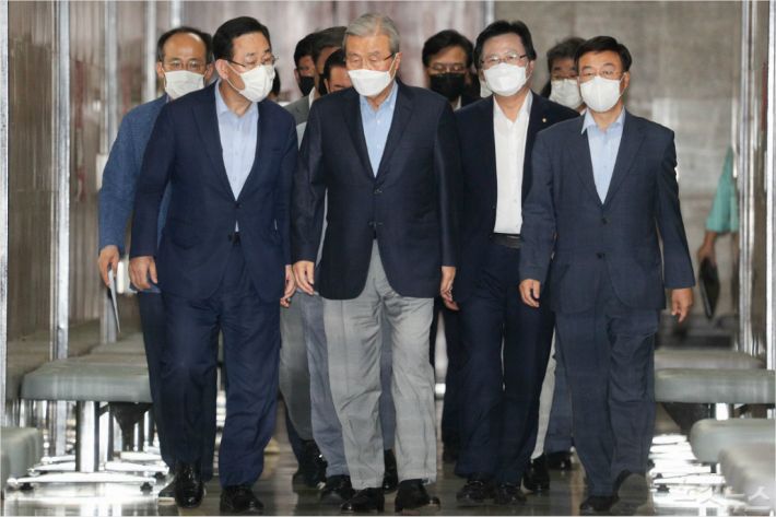 미래통합당 김종인 비대위원장과 주호영 원내대표가 23일 오후 서울 여의도 국회에서 열린 '코로나19 관련 기자간담회'에 참석하고 있다. (사진=윤창원 기자)