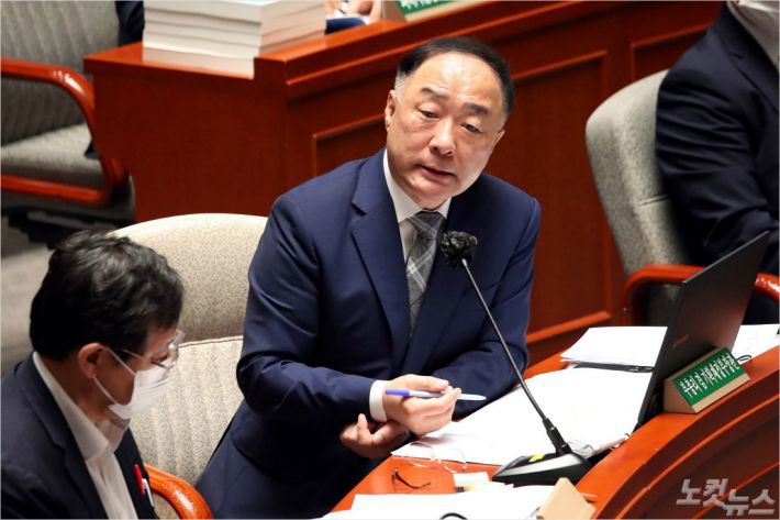 홍남기 경제부총리가 24일 국회 예산결산특별위원회 전체회의에서 의원 질의에 답변을 하고 있다. (사진=윤창원 기자)