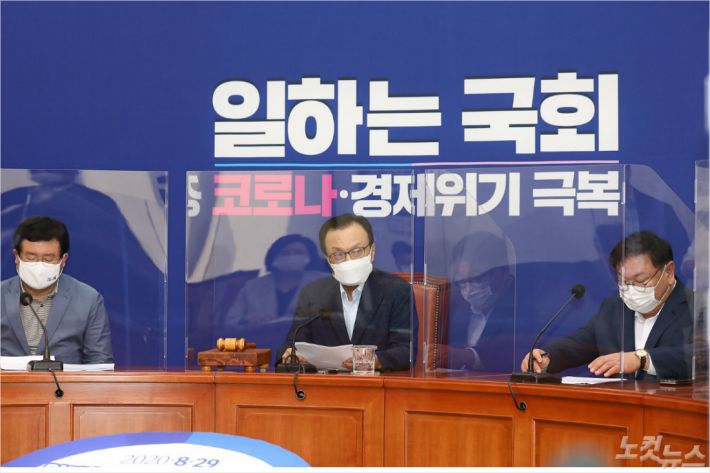 더불어민주당 이해찬 대표가 24일 오전 국회에서 열린 최고위원회의에서 모두발언 하고 있다. (사진=윤창원 기자)