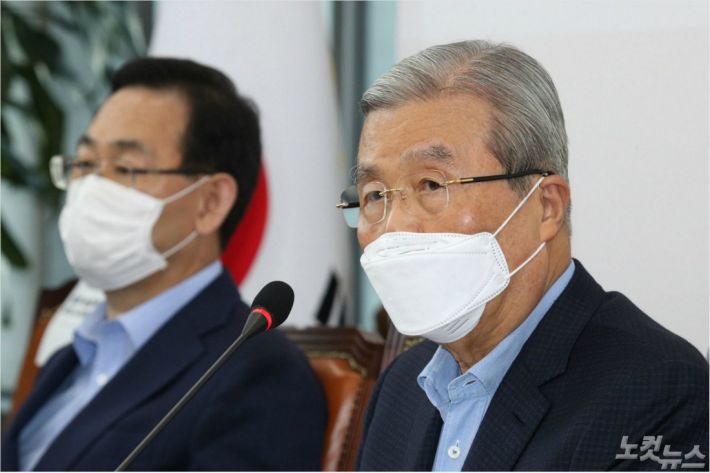 미래통합당 김종인 비대위원장이 23일 오후 서울 여의도 국회에서 열린 '코로나19 관련 기자간담회'에서 모두발언을 하고 있다. 윤창원기자