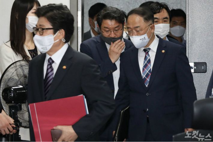 홍남기 경제부총리가 지난 20일 오후 국회 의원회관에서 열린 한국판 뉴딜 당정 추진본부 제1차 회의에 참석하고 있다.(사진=윤창원 기자)