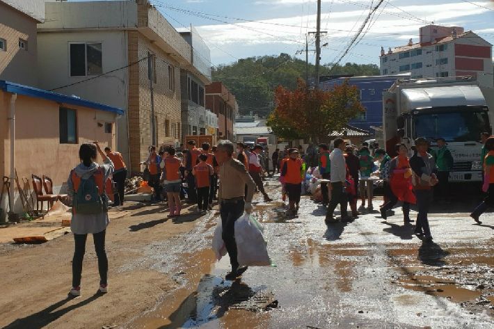 영덕관내 주민들이 수해 피해복구에 나서고 있다.(사진=자료사진)