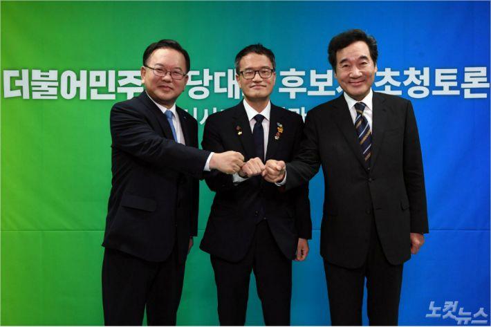 더불어민주당 당대표 경선에 출마한 김부겸(왼쪽부터), 박주민, 이낙연 후보가 18일 오후 서울 양천구 CBS사옥에서 진행된 CBS 라디오 ‘시사자키 정관용입니다’ 에 출연, 방송토론회 전 포즈를 취하고 있다. 황진환기자