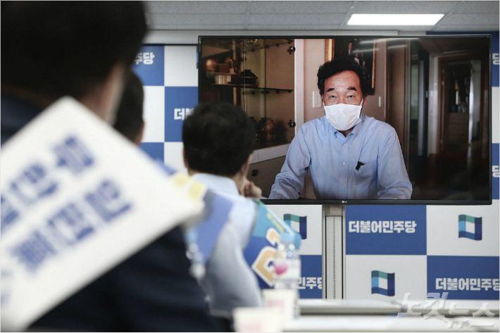 지난 22일 서울 여의도 더불어민주당 중앙당사에서 열린 당대표 및 최고위원 후보 수도권 온택트 합동연설회에서 이낙연 당대표 후보가 영상연설을 하는 모습.(사진=윤창원 기자)