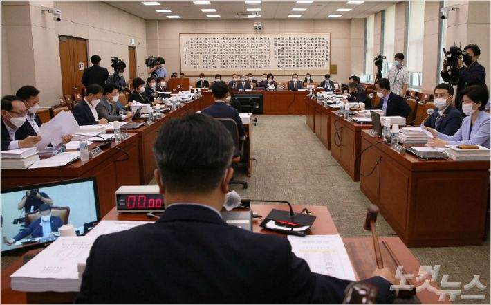 25일 오전 서울 여의도 국회에서 법제사법위원회 전체회의가 진행된 가운데 윤호중 위원장이 의사봉을 두드리고 있다.(사진=윤창원 기자)