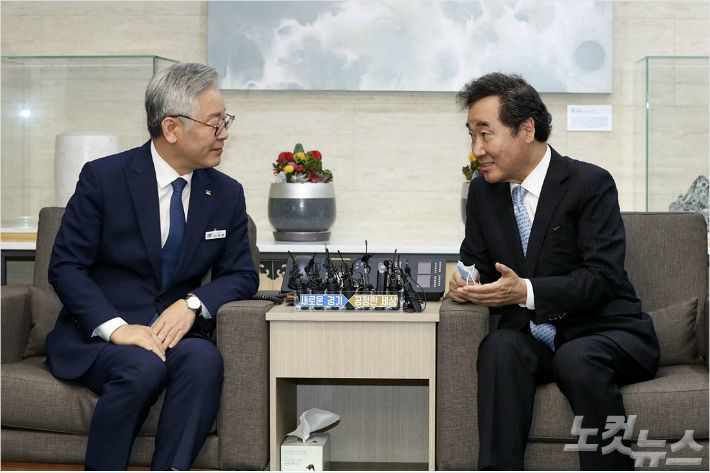 이낙연 더불어민주당 의원(오른쪽)과 이재명 경기도지사(사진=이한형 기자/자료사진)