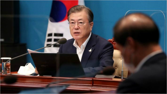 문재인 대통령이 25일 오전 청와대 여민관에서 영상 국무회의를 주재하고 있다.(사진=연합뉴스)