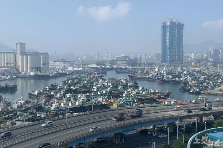 제8호 태풍 '바비(BAVI)'가 북상함에 따라 부산 동구 부산항 5부두에 선박들이 태풍을 피해 줄지어 정박해있다. (사진=남해해경청 제공)