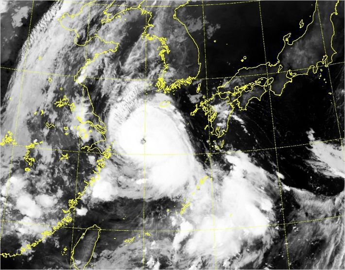 천리안위성 2A호가 26일 0시 기준 촬영한 제8호 태풍 '바비'의 모습.(사진=국가기상위성센터 캡처)