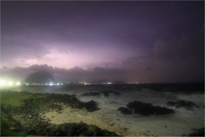 제주도가 제8호 태풍 '바비'의 직접 영향권에 들어간 26일 새벽 제주 서귀포시 안덕면 사계리 일대에 낙뢰가 떨어지고 있다.(사진=연합뉴스)