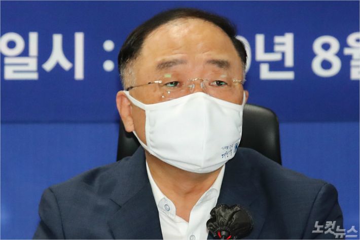 홍남기 경제부총리 겸 기획재정부 장관이 26일 오전 국회 의원회관에서 열린 2021년 예산안 편성 당정협의에서 모두발언 하고 있다. (사진=윤창원 기자)