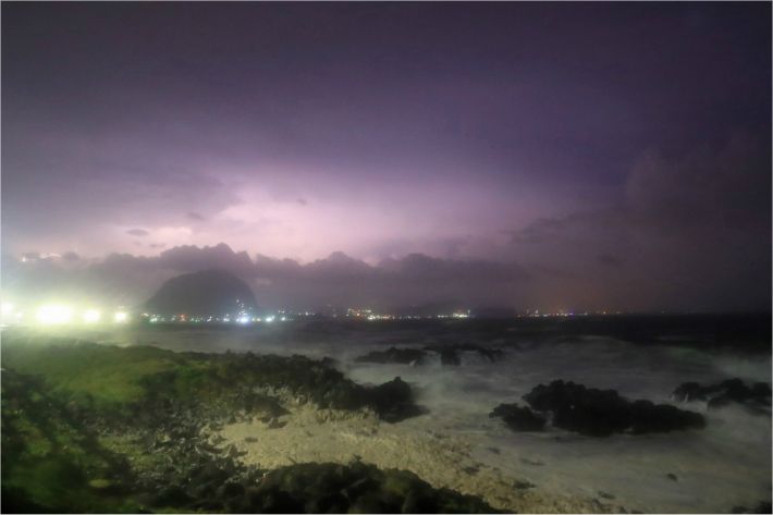 제주도가 제8호 태풍 '바비'의 직접 영향권에 들어간 26일 새벽 제주 서귀포시 안덕면 사계리 일대에 낙뢰가 떨어지고 있다. (사진=연합뉴스)