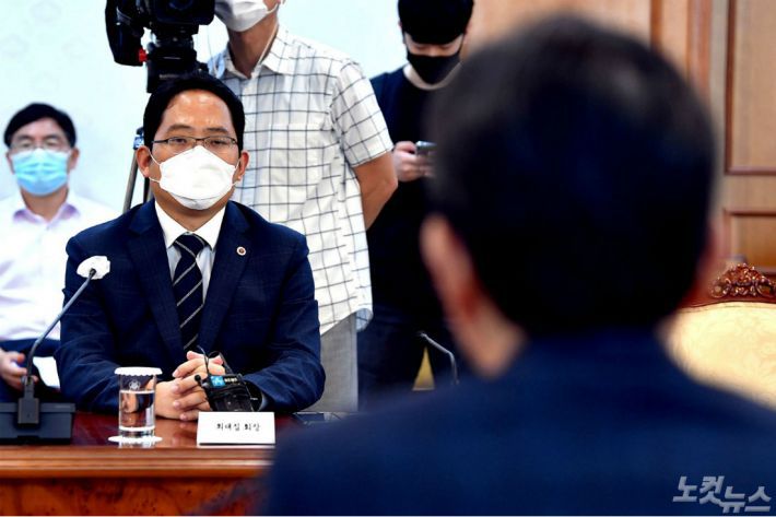 최대집 대한의사협회장이 24일 정부서울청사에서 정세균 국무총리와 면담하고 있다.(사진=박종민 기자)