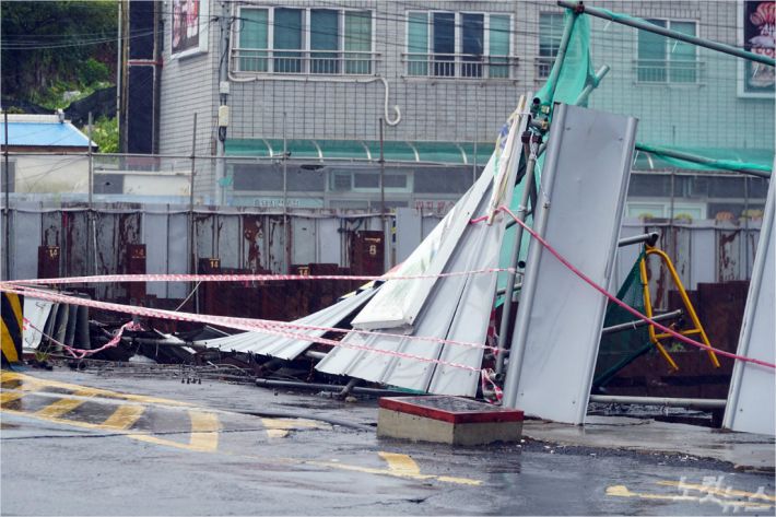 26일 오후 제주시 용담동 한 공사장 주변 펜스가 강풍에 쓰러져 있다.(사진=고상현 기자)