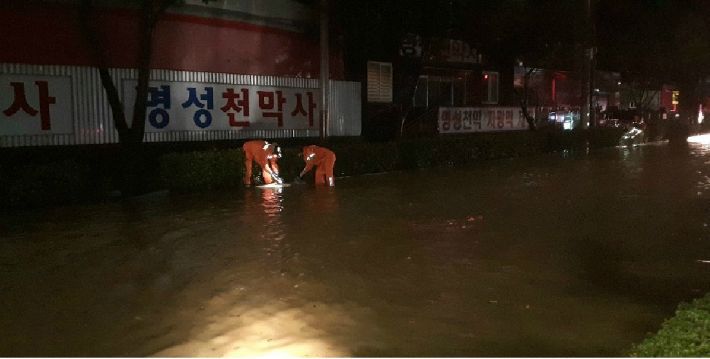 제8호 태풍 바비의 영향으로 순천 한 4차선 도로가 침수됐다. (사진=전남소방본부 제공)