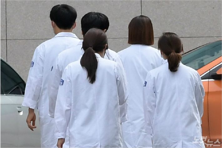 병원에서 의료진들이 이동하고 있다. (사진=이한형 기자)