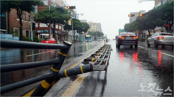 지난 26일 오후 제주시 일도2동 도로 중앙분리대가 강풍으로 엿가락처럼 휘었다.(사진=고상현 기자)